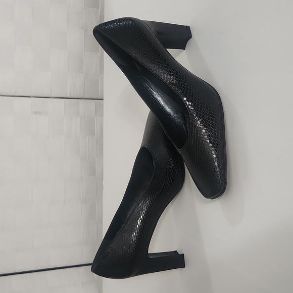 Stuart Weitzman - Black Leather Snake Print Pumps - Size 7.5 B - Picture 15 of 15